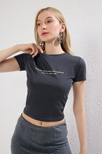 Trendyol Collection Anthracite Crop Fitted T-Shirt - Slogan Printed, Καθιστό στο σώμα, Πλεκτό - TWOSS25TS00037