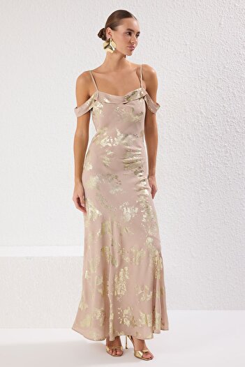Trendyol Collection Zlaté abstraktní tkané šifonové maxi večerní a promoční šaty TPRSS25AE00089
