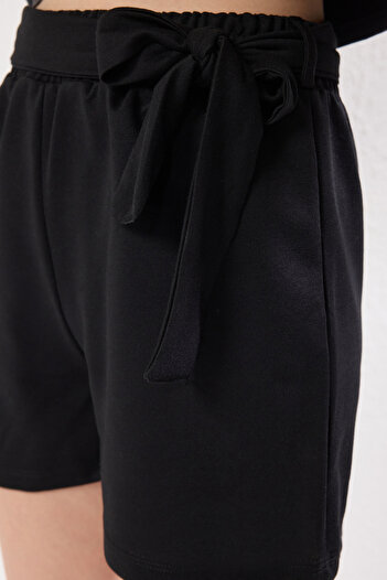 Trendyol Collection Černý šněrovací pásek Detailně pletené šortky Twoss25Sr00053
