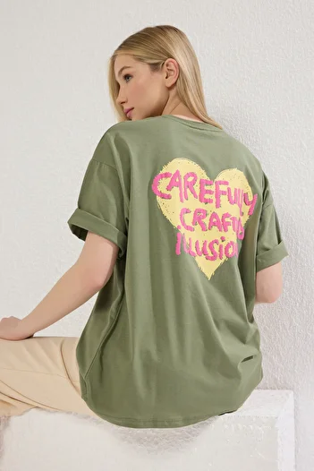 Trendyol Collection Oversize bavlněné tričko s reliéfním potiskem v khaki barvě - TWOSS23TS00355