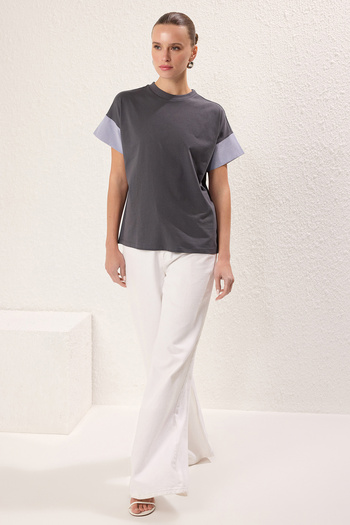 Trendyol Collection Πλεκτό μπλουζάκι από ποπλίνα με λεπτομέρεια χαλαρής εφαρμογής ανθρακί - TWOSS24TS00007