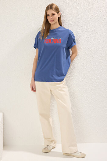Trendyol Collection Πλεκτό μπλουζάκι Indigo εμπρός πίσω με στάμπα Oversize/Wide Fit Crew Neck TWOSS24TS00066
