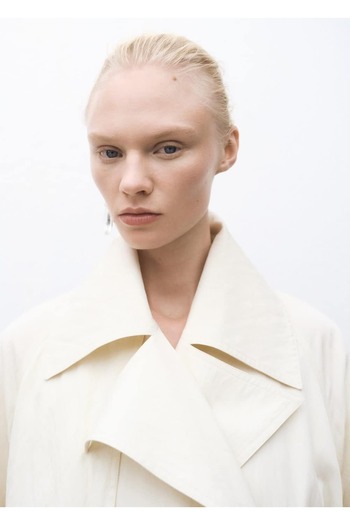 MANGO Woman Oversize καμπαρντίνα με λεπτομέρεια από κλάπα