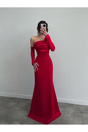 Serica Moda Βραδινό φόρεμα με κόκκινο σατέν μανίκι