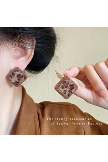 Pelin Aksesuar Leopard Square Earrings