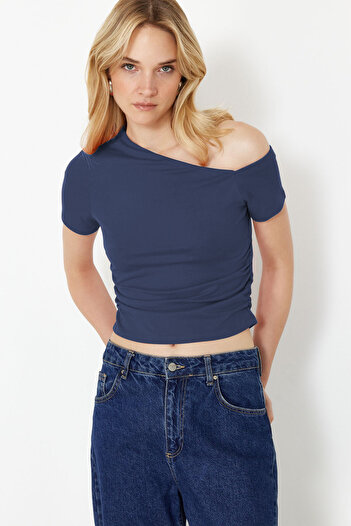 Trendyol Collection Bluză tricotată elastică cu guler asimetric indigo TWOSS24BZ00073