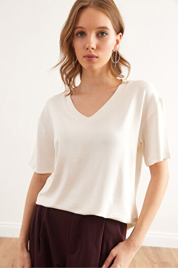Olalook Γυναικεία λευκή μπλούζα με λαιμόκοψη V Casual Soft Touch BLZ- 19002835