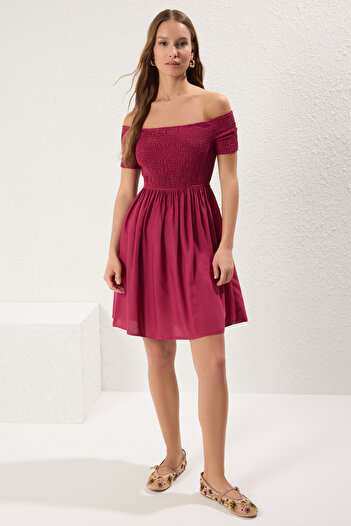 Trendyol Collection Φούξια ίσιο στρίφωμα μέσης που ανοίγει Gipeli Mini υφαντό φόρεμα TWOSS25EL00301