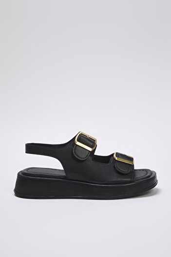 TRENDYOL SHOES Černé dámské sandály se silnou podrážkou s dvojitou přezkou 
 TAKAW25SD00000
