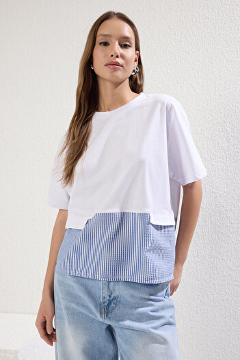 Trendyol Collection Λευκό μπλουζάκι Regular Fit - Υφαντή λεπτομέρεια, TWOSS25TS00133