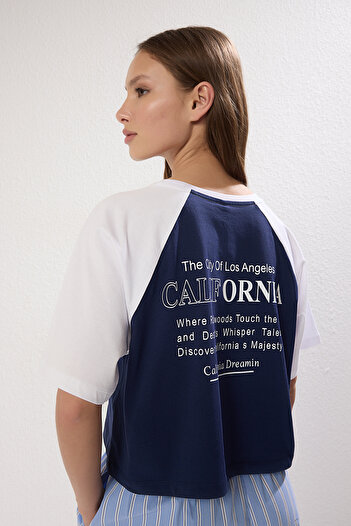 Trendyol Collection Μπλουζάκι Colorblock Navy Blue Slogan Relaxed Fit Crop T-shirt 100% βαμβάκι - TWOSS24TS00098