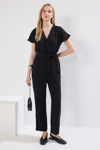 Trendyol Collection Schwarzer Jumpsuit aus gewebtem Stoff mit zweireihigem Kragen und Röhrenbeinen und Schnürung TWOSS21TU0112