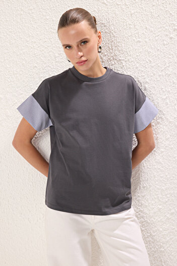 Trendyol Collection Πλεκτό μπλουζάκι από ποπλίνα με λεπτομέρεια χαλαρής εφαρμογής ανθρακί - TWOSS24TS00007