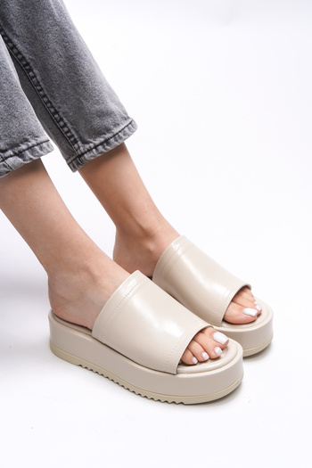 Riccon Mahthyl Beige Wrinkled Patent Leather Women's Slippers - 001277