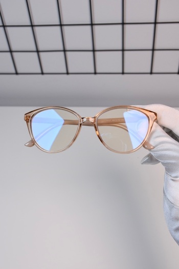 LOOKUP The Cat Eye Glasses with Blue Light Protection are Optically Compatible and Relax in Computer Television vs. Use.