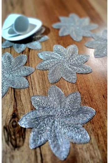 Neweste Set of 6 Coffee Color Presenter - Cocktail Napkin and Guipure Tray Cover