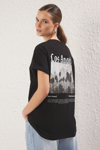 Trendyol Collection Schwarzes Oversize-T-Shirt mit Rückendruck – TWOSS25TS00139