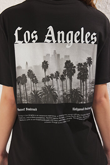 Trendyol Collection Schwarzes Oversize-T-Shirt mit Rückendruck – TWOSS25TS00139