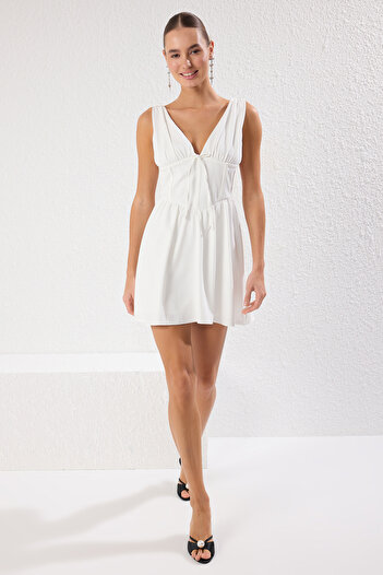 Trendyol Collection Bílé lemované tkané mini lemované stylové šaty Tprss25El00221