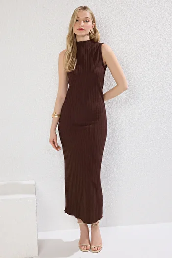 Trendyol Collection Brązowa, teksturowana, stójka, dopasowana, elastyczna, dzianinowa sukienka maxi Twoss25El00163