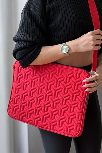 Aggu Bebe Computer Case for MacBook Air Pro 15" and 16" with Quilted Strap - Red