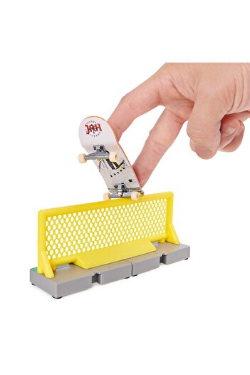 Spinmaster Tech Deck Fingerboard Bundle With Obstacle Disorder
