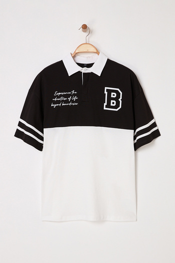 Trendyol Collection Schwarzes, übergroßes/breit geschnittenes, farbblockierendes Brooklyn-T-Shirt mit Polokragen TMNSS25PO00029