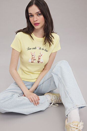 Trendyol Collection Gelbes T-Shirt mit Kaninchen-Aufdruck TWOSS25TS00095