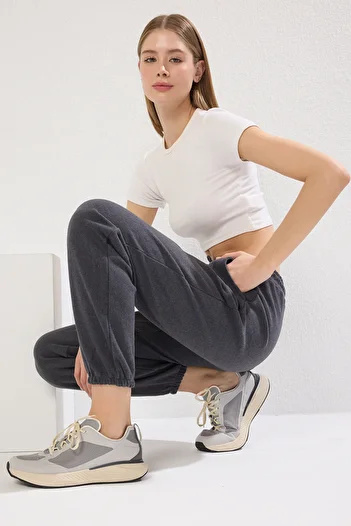 Trendyol Collection Anthracite Thessaloniki Pohodlný střih Kapesní pletené sportovní tepláky TWOAW21EA0168