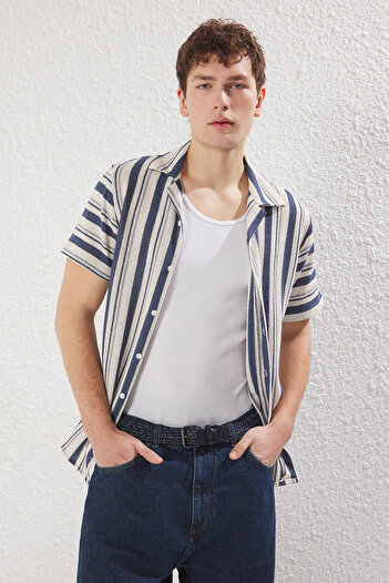 Trendyol Collection Темно-синя сорочка в смужку з м'якої махрової тканини Regular Fit TMNSS25GO00016
