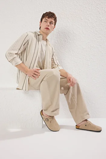 TRENDYOL SHOES شبشب سابو للرجال بإبزيم أمامي مغلق باللون البيج TAKSS25TE00008