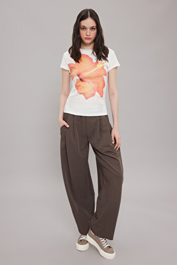 Trendyol Collection Ecrufarbenes, körperbetontes T-Shirt mit Blumendruck – TWOSS25TS00031