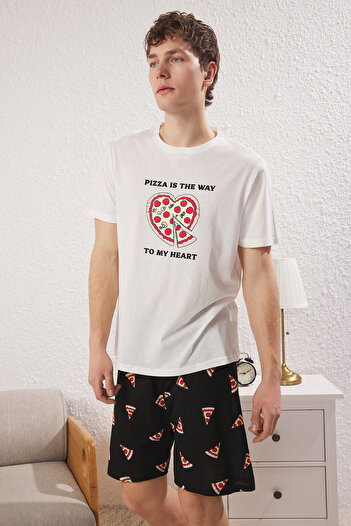 Trendyol Collection Ecru-schwarzer, regulärer Passform-Pizza-bedruckter Paar-Strickpyjama aus 100 % Baumwolle für Herren TMNSS25PT00048