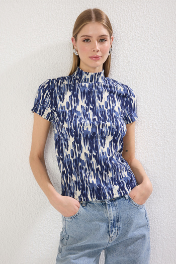 Trendyol Collection Granatowa bluzka z dzianiny z nadrukiem i stójką, owijana/teksturalna Twoss25Bz00396