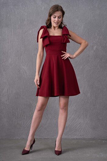 bayansepeti Rochie scurtă din crepon elastic, burgundă, fără bretele, cu detaliu de legare, 2030