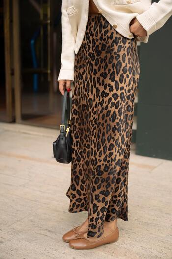 Askı Nişantaşı Fusta neagra din satin cu model leopard - culoare maro, talie elastica