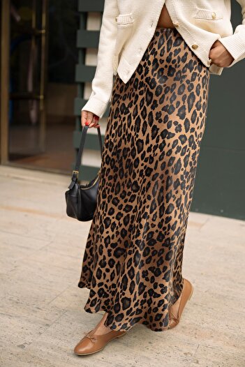 Askı Nişantaşı Fusta neagra din satin cu model leopard - culoare maro, talie elastica