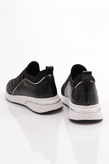 DGN Kadın Üstü Lastikli Kare Desenli Sneaker Ayakkabı Siyah Rugan Beyaz 31535105