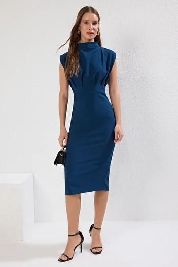 Trendyol Collection Petrolfarbenes, figurbetontes, gewebtes Kleid mit Stehkragen und Midirock TWOAW20EL0311