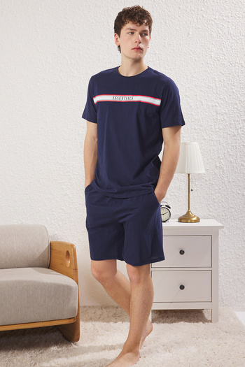 Trendyol Collection Темно-синій піжамний комплект з принтом Orme Regular Fit TMNSS25PT00016