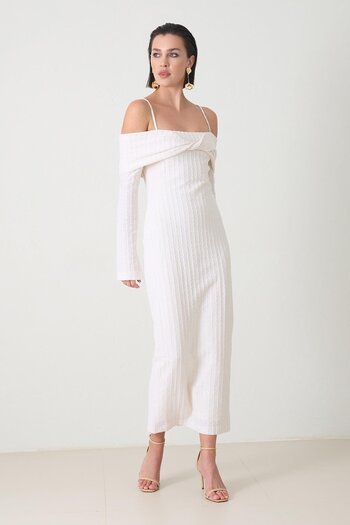 Setre Κρεμ φόρεμα με λαιμόκοψη με λεπτομέρεια Full Fit μακρύ μήκος