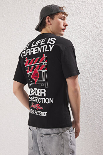 Trendyol Collection Υπερμεγέθη μαύρο βαμβακερό μπλουζάκι με στάμπα - TMNSS25TS00114