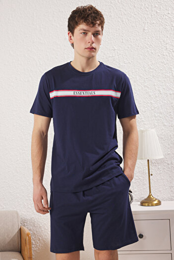 Trendyol Collection Темно-синій піжамний комплект з принтом Orme Regular Fit TMNSS25PT00016
