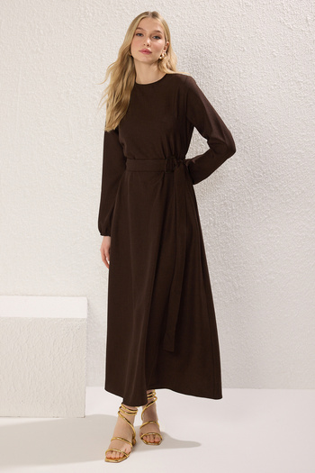 Trendyol Modest Braunes gewebtes Kleid mit Gürtel TCTSS25EB00096