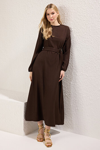 Trendyol Modest Braunes gewebtes Kleid mit Gürtel TCTSS25EB00096