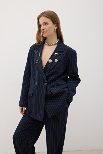 LEVURE Önü Düğmeli Broş Detayılı Vatkalı Blazer Ceket LACİVERT