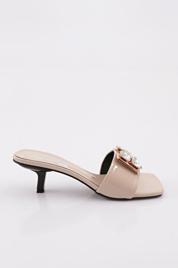 DGN 7206 Model Beige Patent Leather Women's Heeled Slippers - Large Stone Embroidered