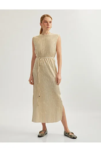 Koton Ärmelloses, glänzendes, plissiertes, plissiertes langes Kleid mit Rundhalsausschnitt und Schlitzdetail am Gürtel