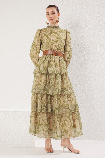 Trendyol Modest Grünes, mit Stehkragen verziertes, mit Gürtel gefüttertes, gewebtes Chiffonkleid TCTSS25EB00062