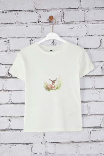 Trendyol Collection Ecru Deer bedrucktes, tailliertes/eng anliegendes Strick-T-Shirt TWOSS25TS00095
